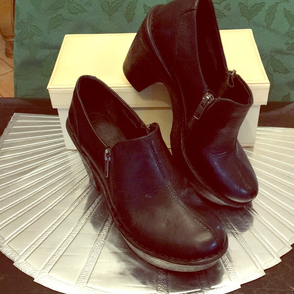Platform boot style shoes 7.5